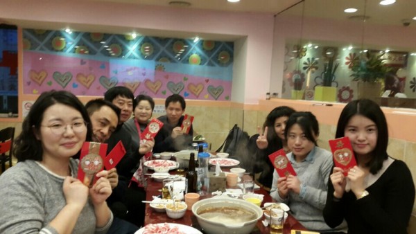 중국어 강사에게 설날 홍빠오 전달