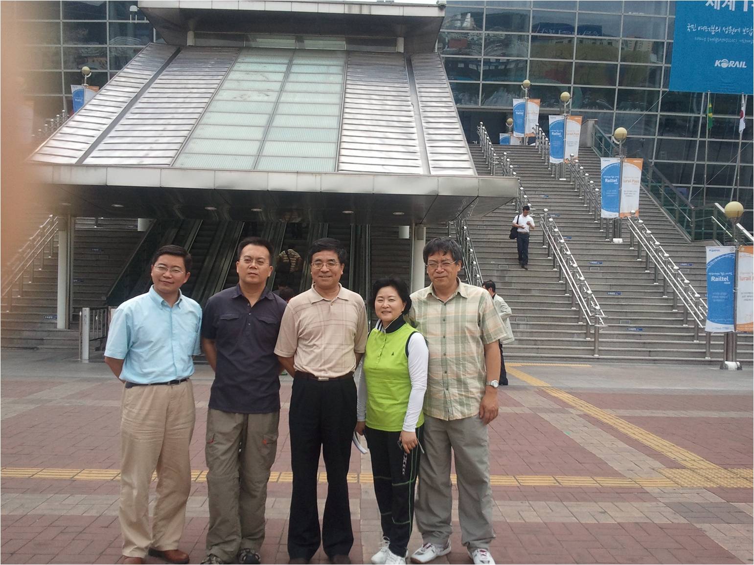 인민일보 왕융푸부사장대표단과함게 부산역앞에서