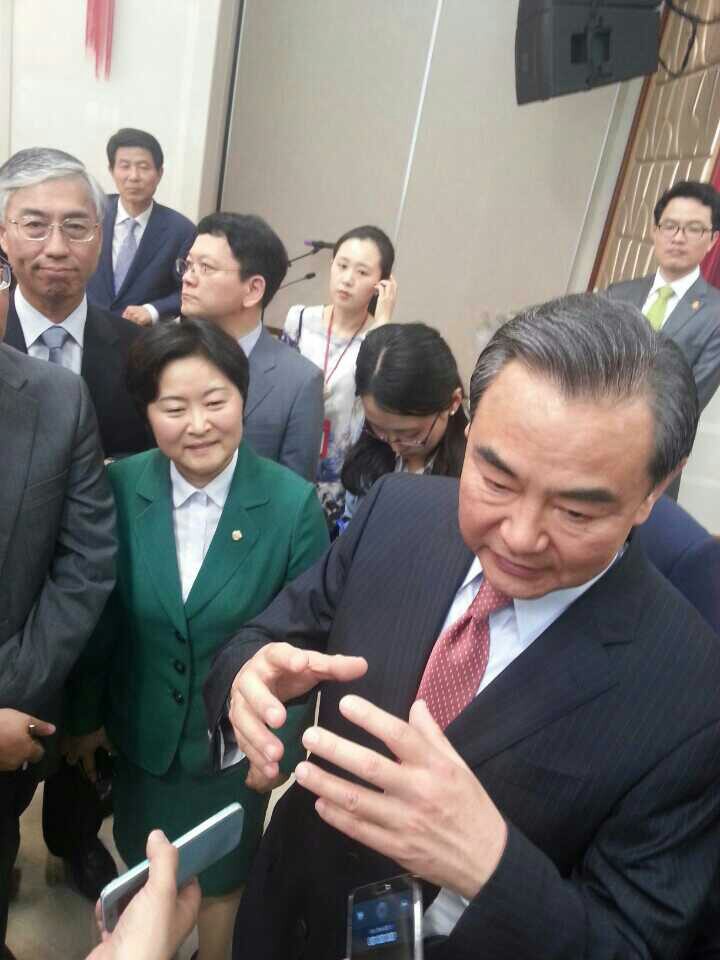왕이부장 통역을 하고 있는 신경숙원장님 사진