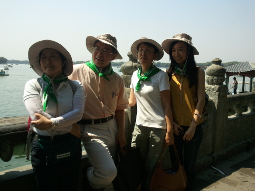 인민일보장보수기자와함께이화원에서기념